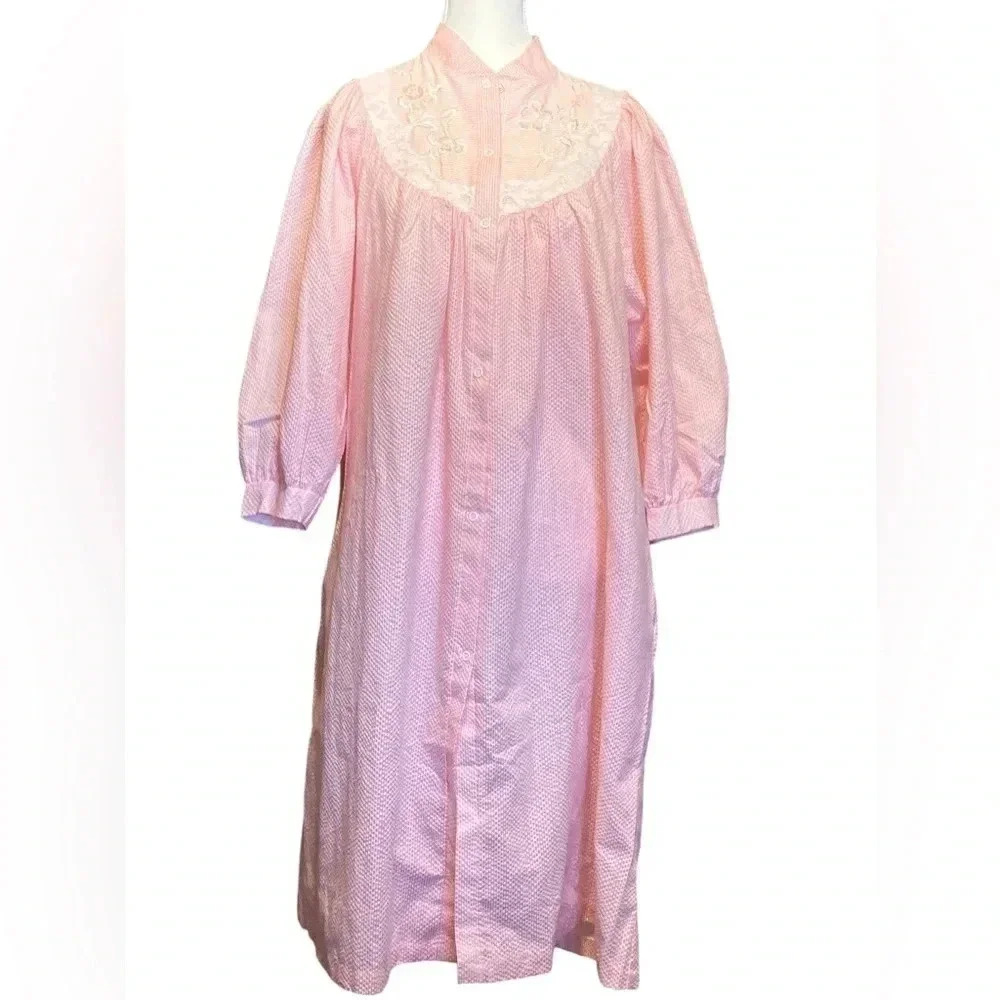 Vintage housecoat in white and pink stripes